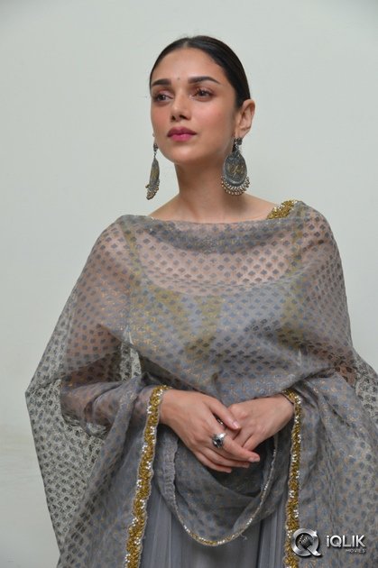 Aditi-Rao-Hydari-at-Cheliyaa-Movie-Promotions